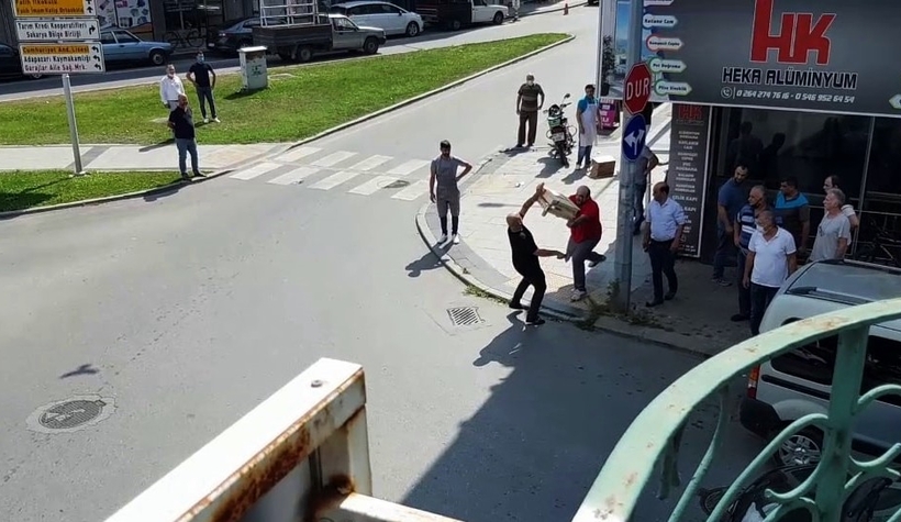 Yol verme kavgasında satırla dehşet saçtı