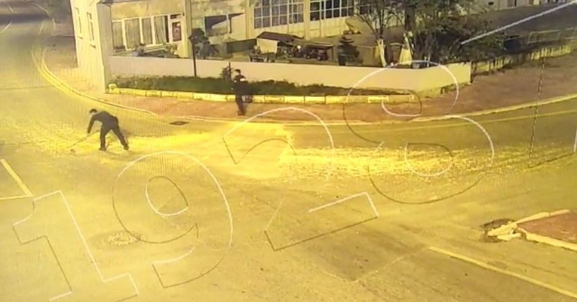 Yola saçılan mısırları bekçiler temizledi