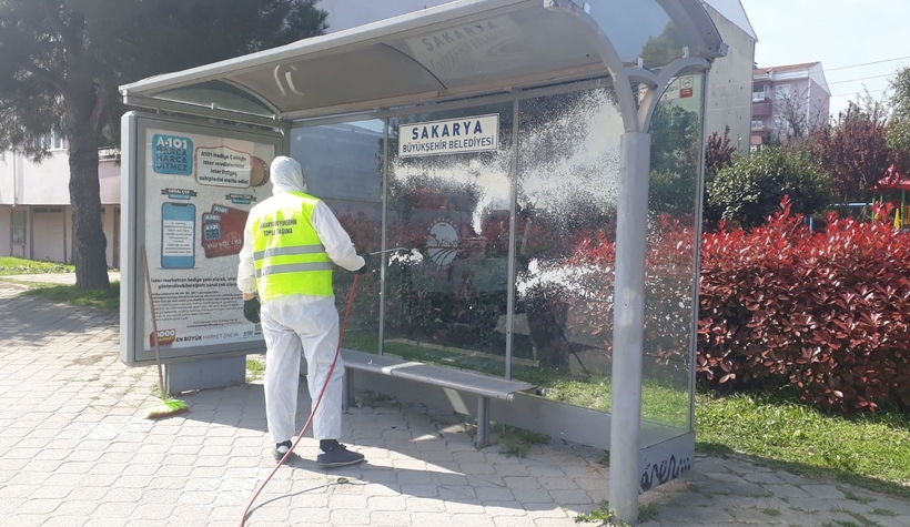 Yolcu durakları düzenli dezenfekte ediliyor