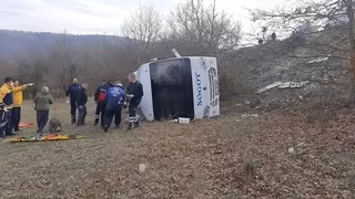 Yolcu midibüsü şarampole devrildi: 7 yaralı