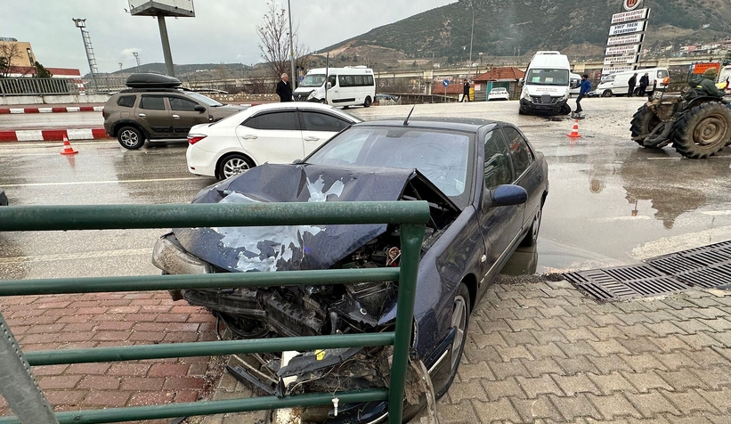 Yolcu minibüsü ile otomobil çarpıştı, 4 kişi yaralandı