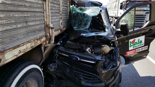 Yolcu minibüsü, kamyona ok gibi saplandı: 4 yaralı