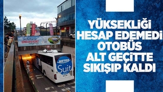 Yolcu otobüsü alt geçitte sıkıştı