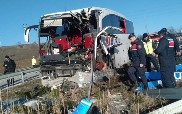 Yolcu otobüsü bariyerlere çarptı: 14 kişi yaralandı