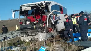Yolcu otobüsü bariyerlere çarptı: 14 kişi yaralandı