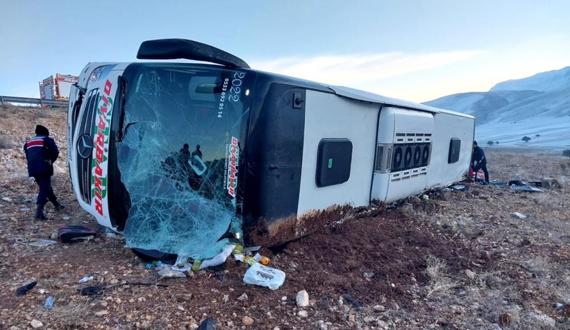 Yolcu otobüsü devrildi: 8 ölü, 35 yaralı