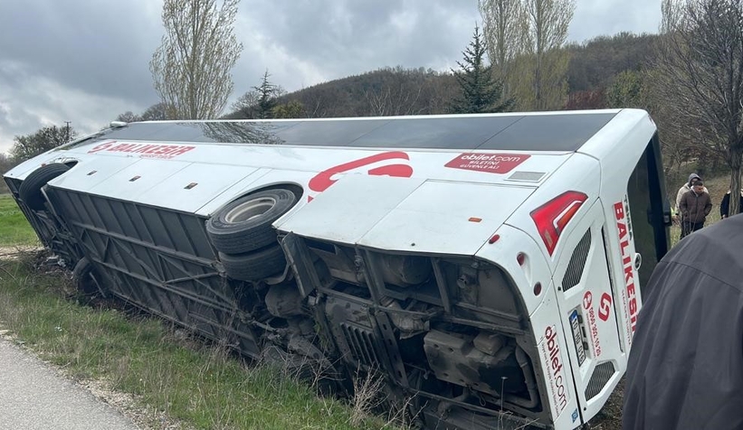 Yolcu otobüsü devrildi:1'i ağır 12 yaralı
