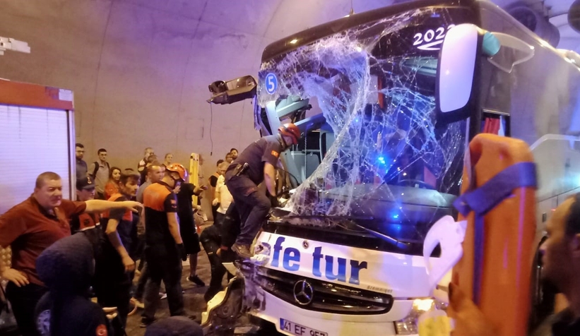 Yolcu otobüsü kamyona arkadan çarptı