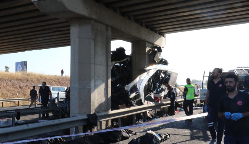 Yolcu otobüsü köprü ayağına çarptı: 11 ölü, 25 yaralı