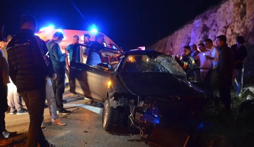 Yolcu otobüsü otomobille çarpıştı: 4 ölü