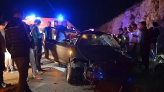 Yolcu otobüsü otomobille çarpıştı: 4 ölü