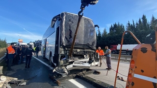 Yolcu otobüsü tırla çarpıştı: Yaralılar var