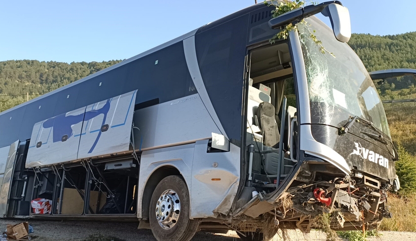 Yolcu otobüsü yoldan çıktı: 2’si ağır 14 yaralı