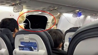 Yolcu uçağının kopan kapısı evin bahçesine düştü