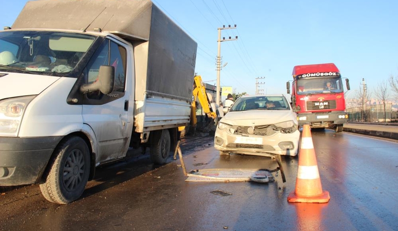 Yolda doğalgaz çalışması yapan işçilere otomobil çarptı: 3 yaralı