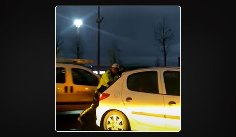 Yolda kalan sürücünün yardımına polisler koştu