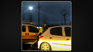 Yolda kalan sürücünün yardımına polisler koştu