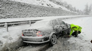 Yolda kalan vatandaşların yardımına polisler koştu