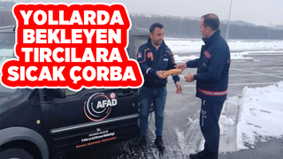 Yolda kalanlara sıcak çorba dağıttılar