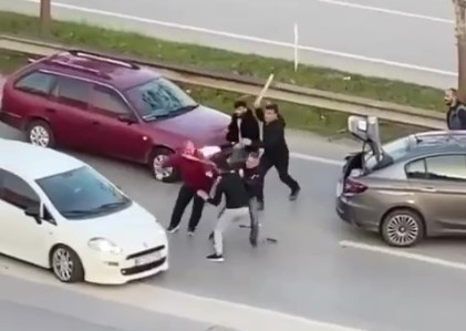 Yolda sopalarla birbirlerine saldırdılar