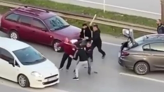 Yolda sopalarla birbirlerine saldırdılar