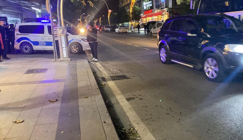 Yolda yürürken bacağından vuruldu