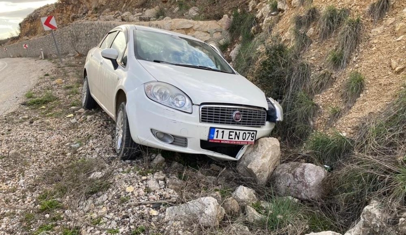 Yoldan çıkan araç, kayalıklara çarptı: 4 yaralı