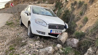 Yoldan çıkan araç, kayalıklara çarptı: 4 yaralı