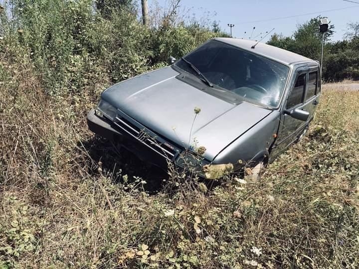 Yoldan çıktı tepelik alana daldı