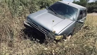 Yoldan çıktı tepelik alana daldı