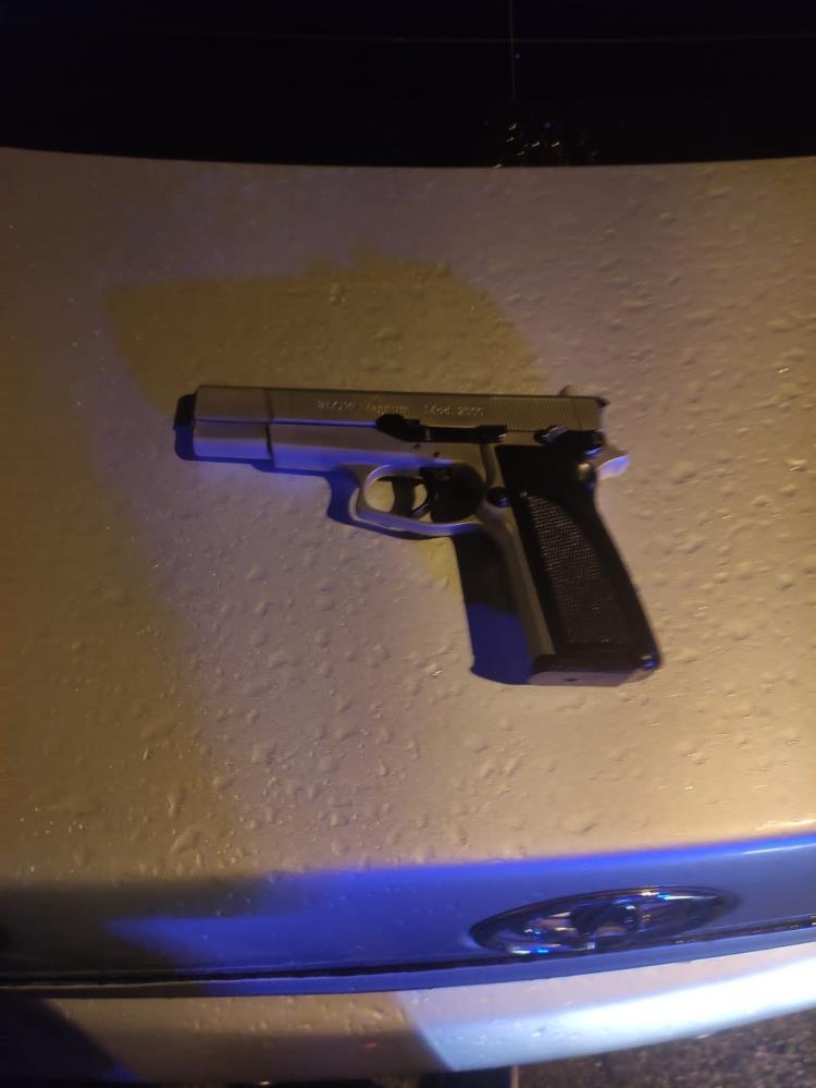 Yoldan geçenlere küfür edip, silah çekti