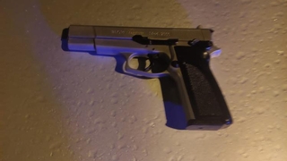 Yoldan geçenlere küfür edip, silah çekti