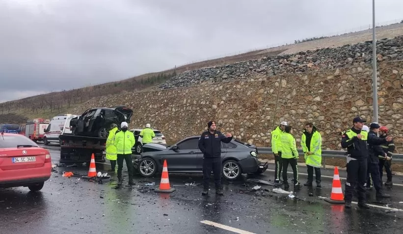 Yollar kan gölü: Zincirleme trafik kazası: 4 ölü, 7 yaralı