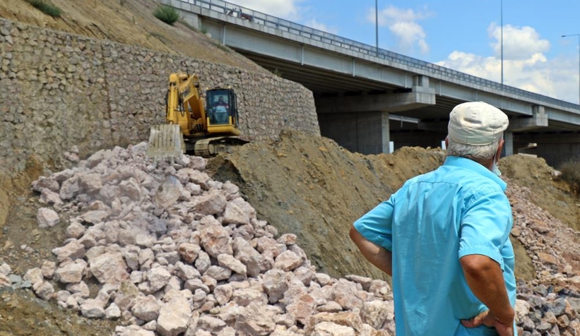 Yolları kapandı, 2 yıldır tarlalarına gidemiyorlar
