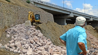 Yolları kapandı, 2 yıldır tarlalarına gidemiyorlar
