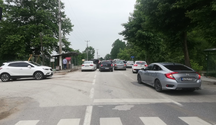 Yolu trafiğe kapatıp silahlarını ateşlediler