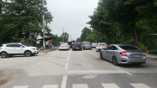 Yolu trafiğe kapatıp silahlarını ateşlediler