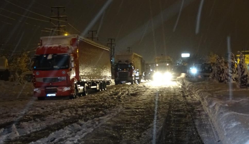 Yolun açılmasından umudunu kesen sürücüler araçlarını terk etti