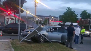 Yön levhalarına çarptı