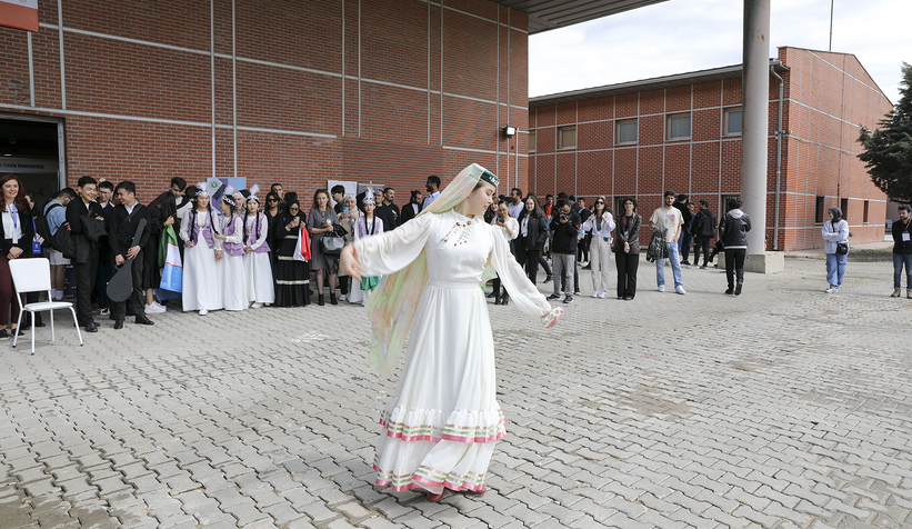 Yöresel dans ve şarkılarını İKAF’ 23’te sergilediler