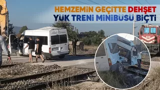  Yük treni minibüsü metrelerce sürükledi