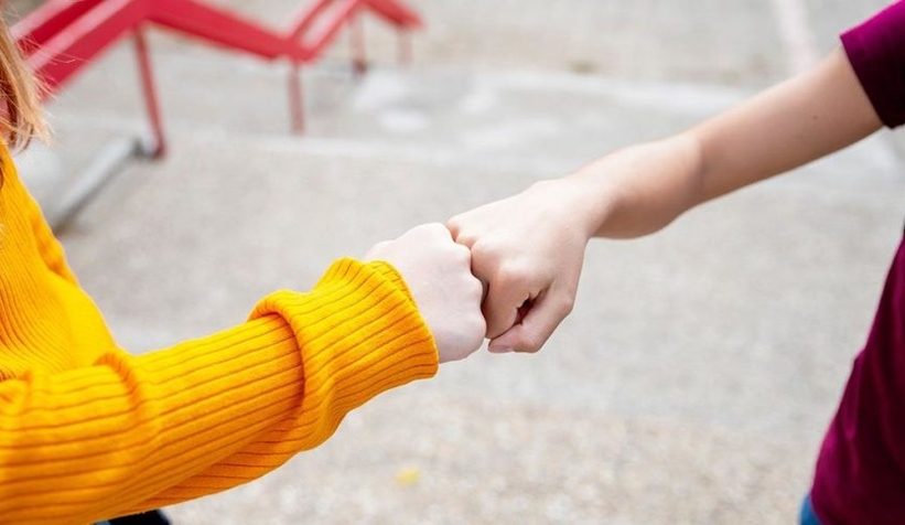 Yumruk yumruğa selamlaşmaya dikkat