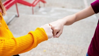 Yumruk yumruğa selamlaşmaya dikkat