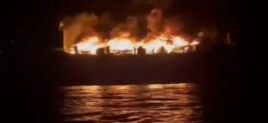  Yunanistan'da 300'e yakın kişiyi taşıyan gemide yangın!