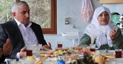 Yunus Özçelik annesini kaybetti