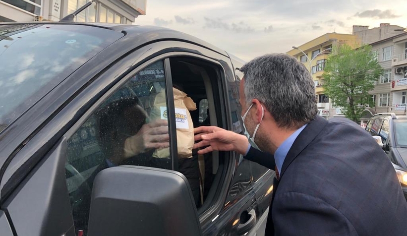 Yunus Tever iftarlık dağıttı