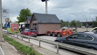 Yürüyen ev trafiği altüst etti