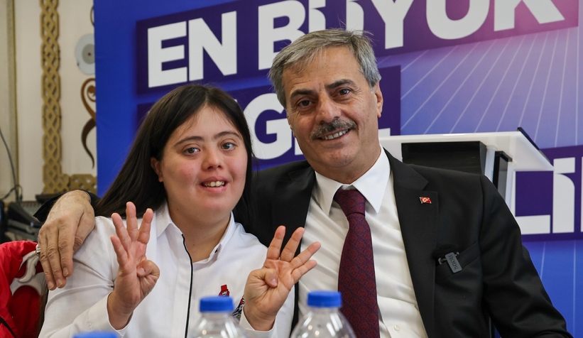 Yusuf Alemdar engelsiz çalışma arkadaşlarıyla kucaklaştı