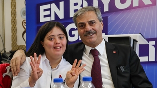 Yusuf Alemdar engelsiz çalışma arkadaşlarıyla kucaklaştı