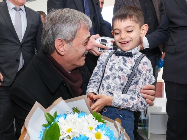 Yusuf Alemdar ve minikler arasında renkli görüntüler